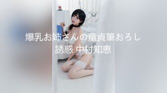 冒險把窗戶破個洞偷看兩個大學妹洗澡,前面妹子粉嫩的乳頭