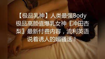 商场女厕全景偷拍两个美女的肥鲍鱼卧槽，无意中发现还有一个小伙也在趴下看美女的B_0