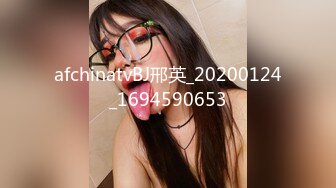 气质韵味美少妇戏精附体，很会玩，一扣就出水，不停手指抠逼