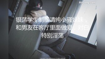 带小女孩的丰满妈妈