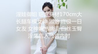 眼镜小哥跟风骚少妇在浴室里激情啪啪，全程露脸无套抽插干的很卖力气，享受骚逼少妇的深喉口交互动撩骚狼友